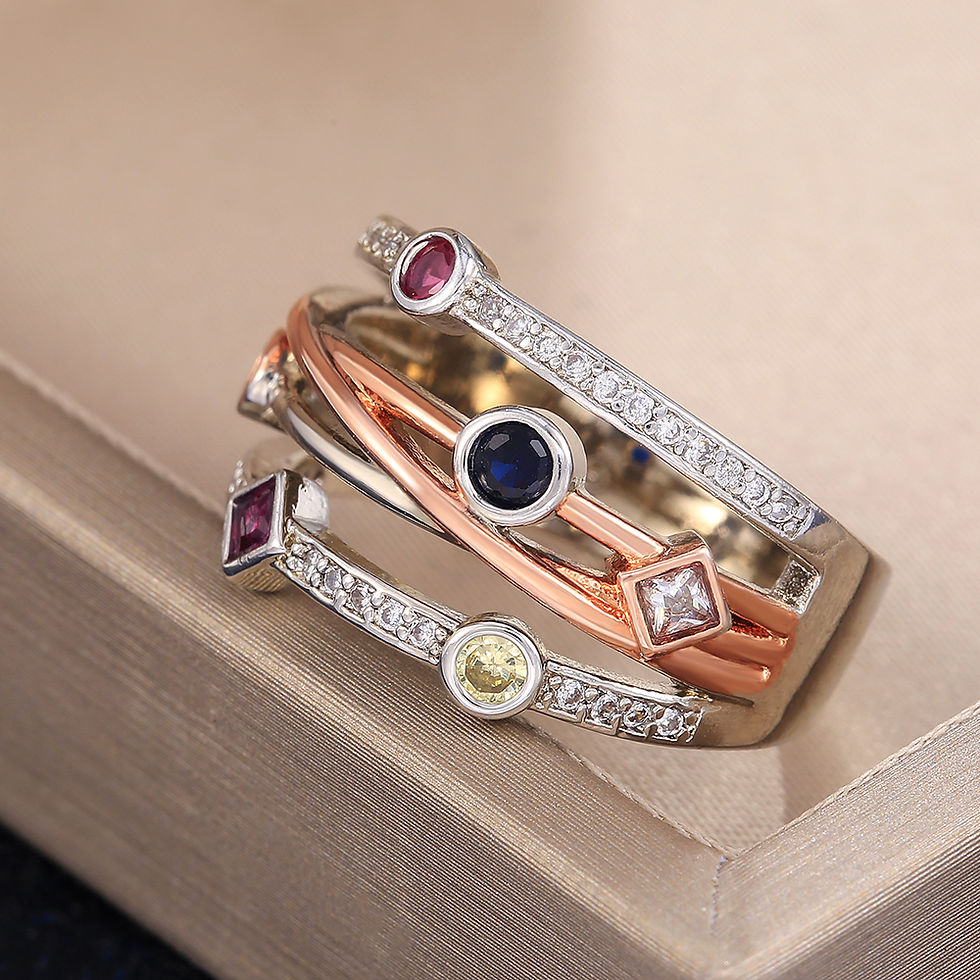 Miniatura: Anello lavorato con più materiali, zirconi e pietre naturali lavorate