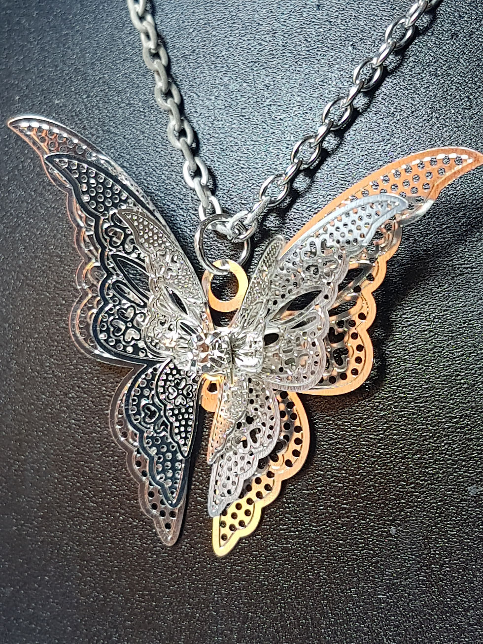 Miniatura: Collana con ciondolo a forma di farfalla finemente lavorata