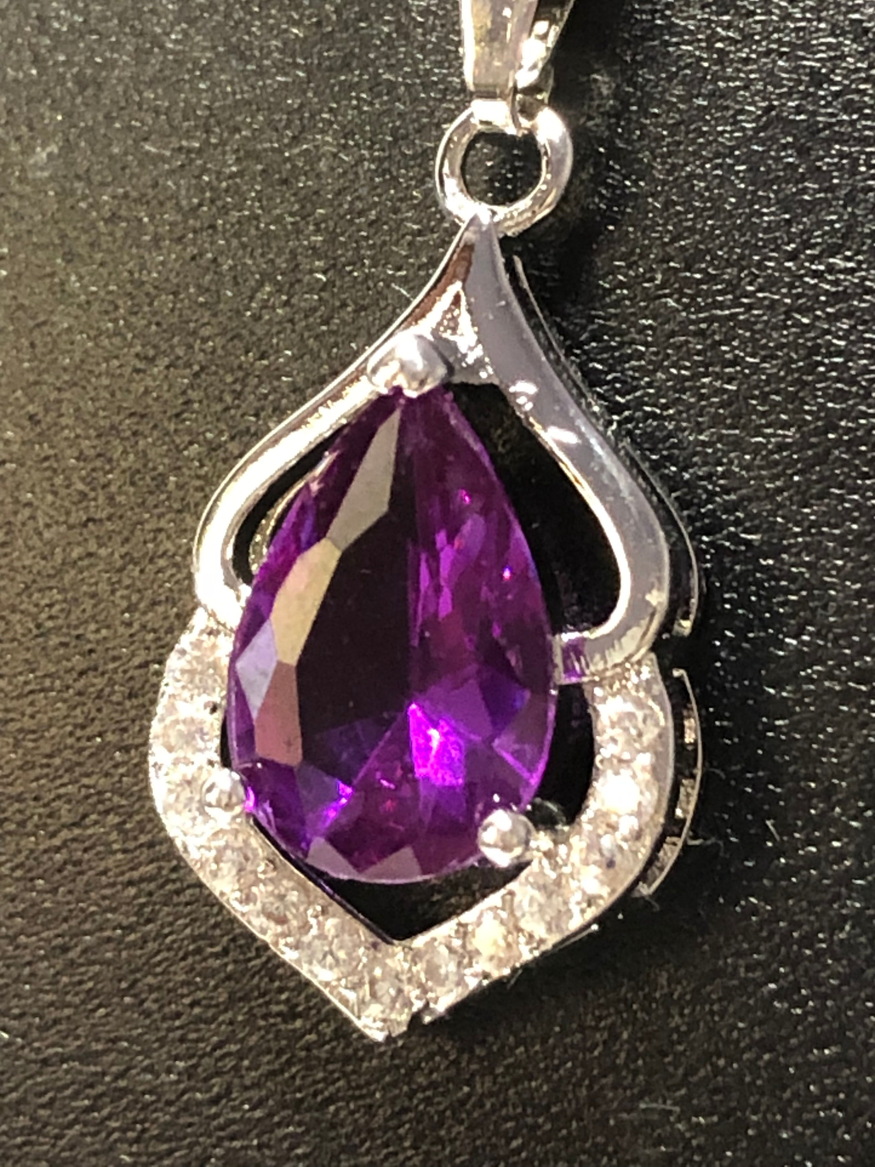 Collana con pendente e bellissimi zirconi, Ottima finitura