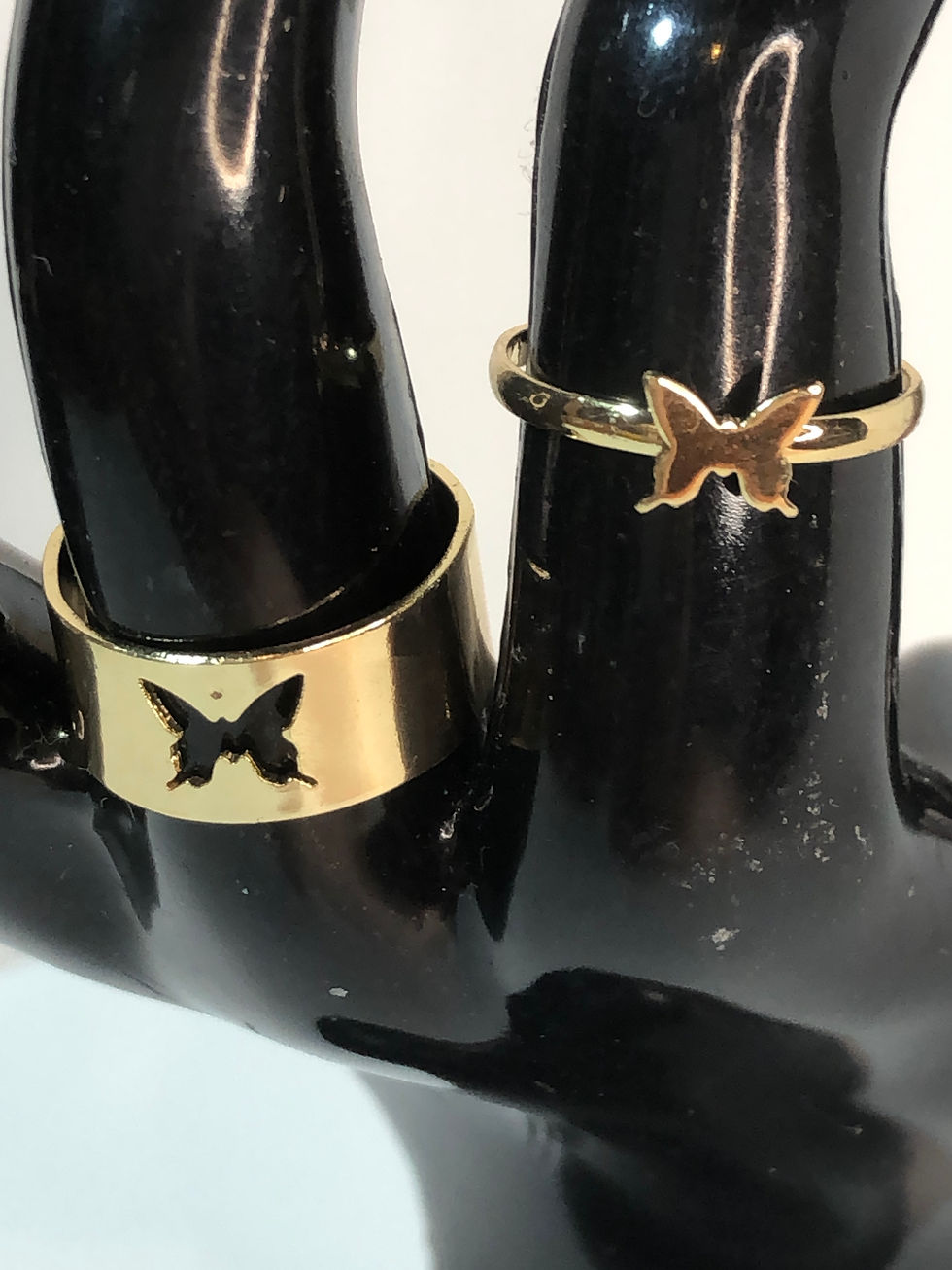 Coppia Anelli incassati e rilievo a forma di farfalla