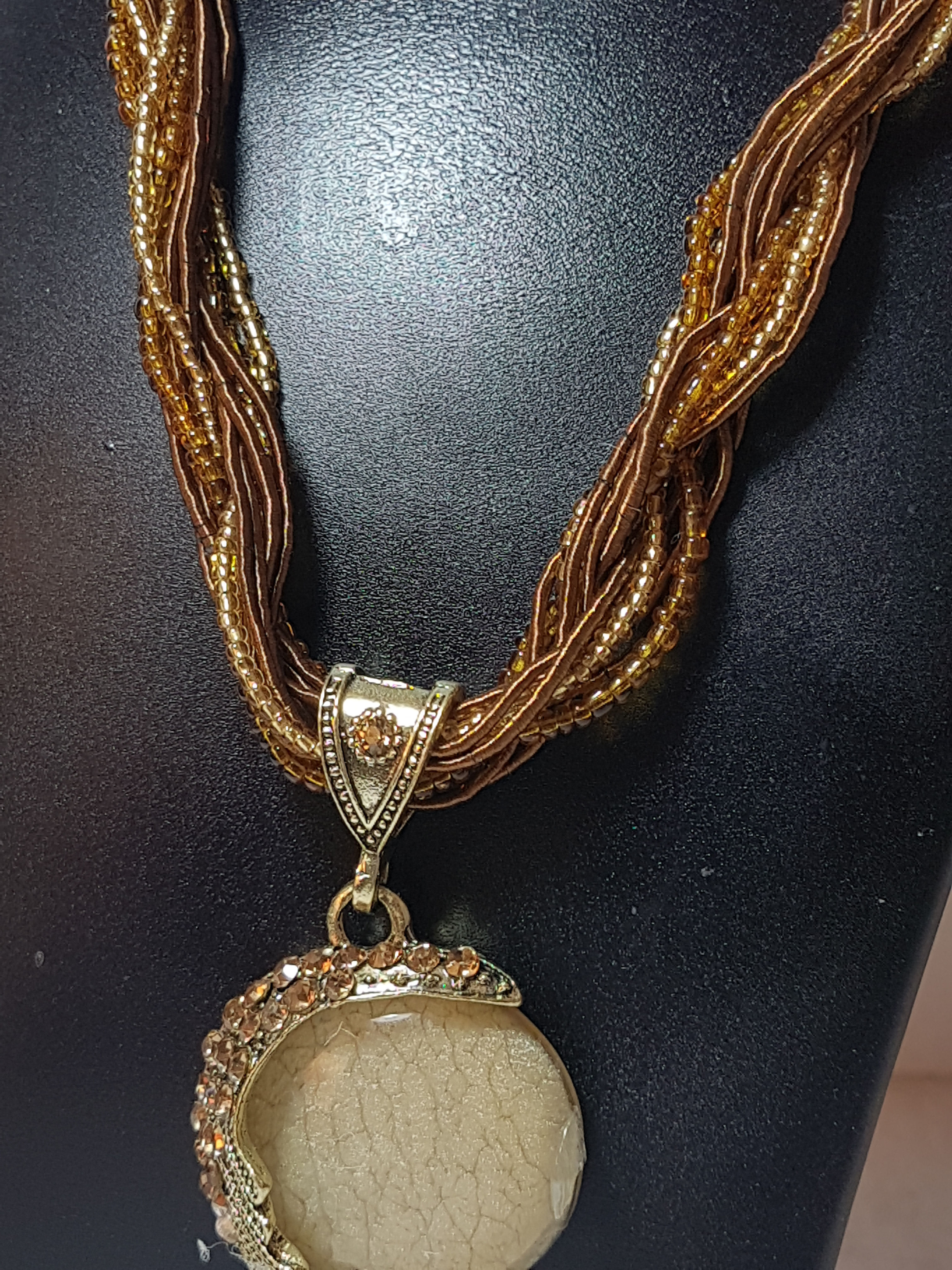 Collana multicordino con pietra di quarzo, montatura a zirconi