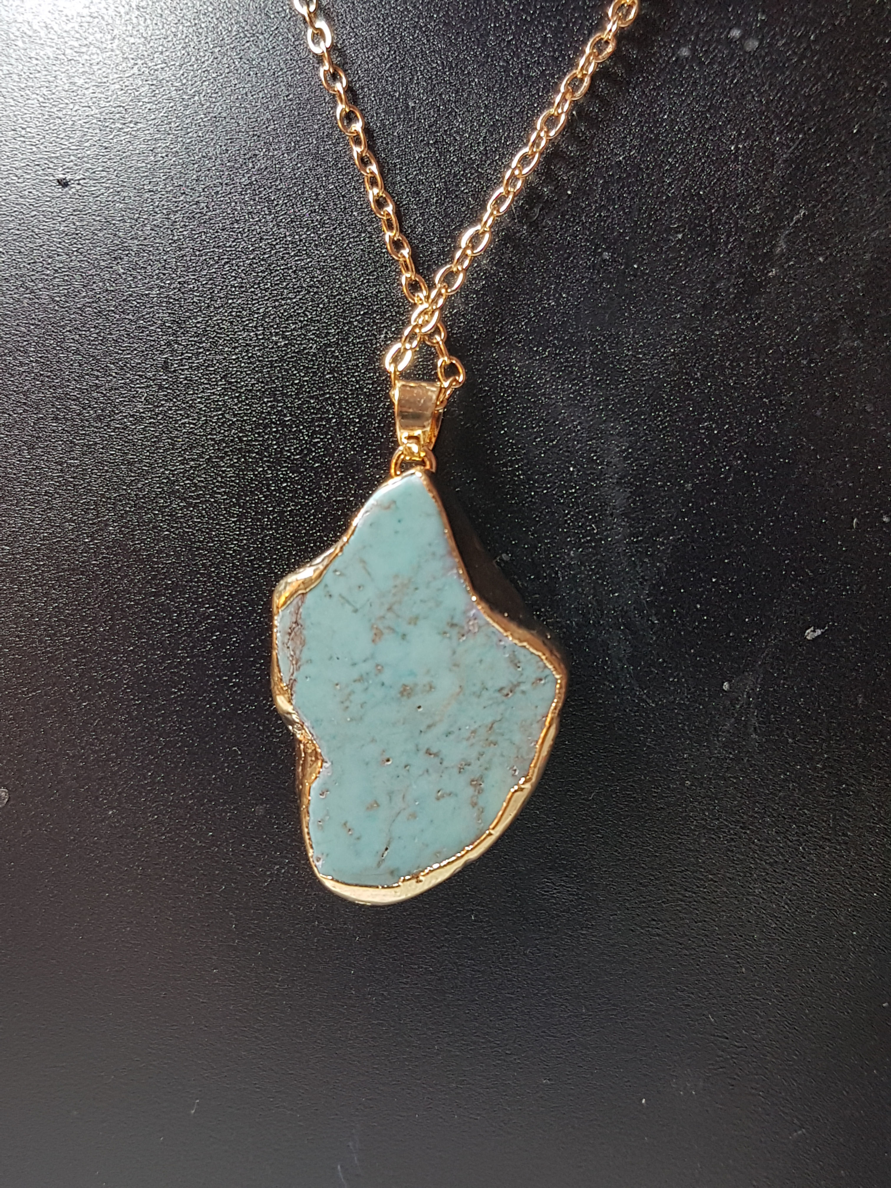 Collana con pietra turchese grezza