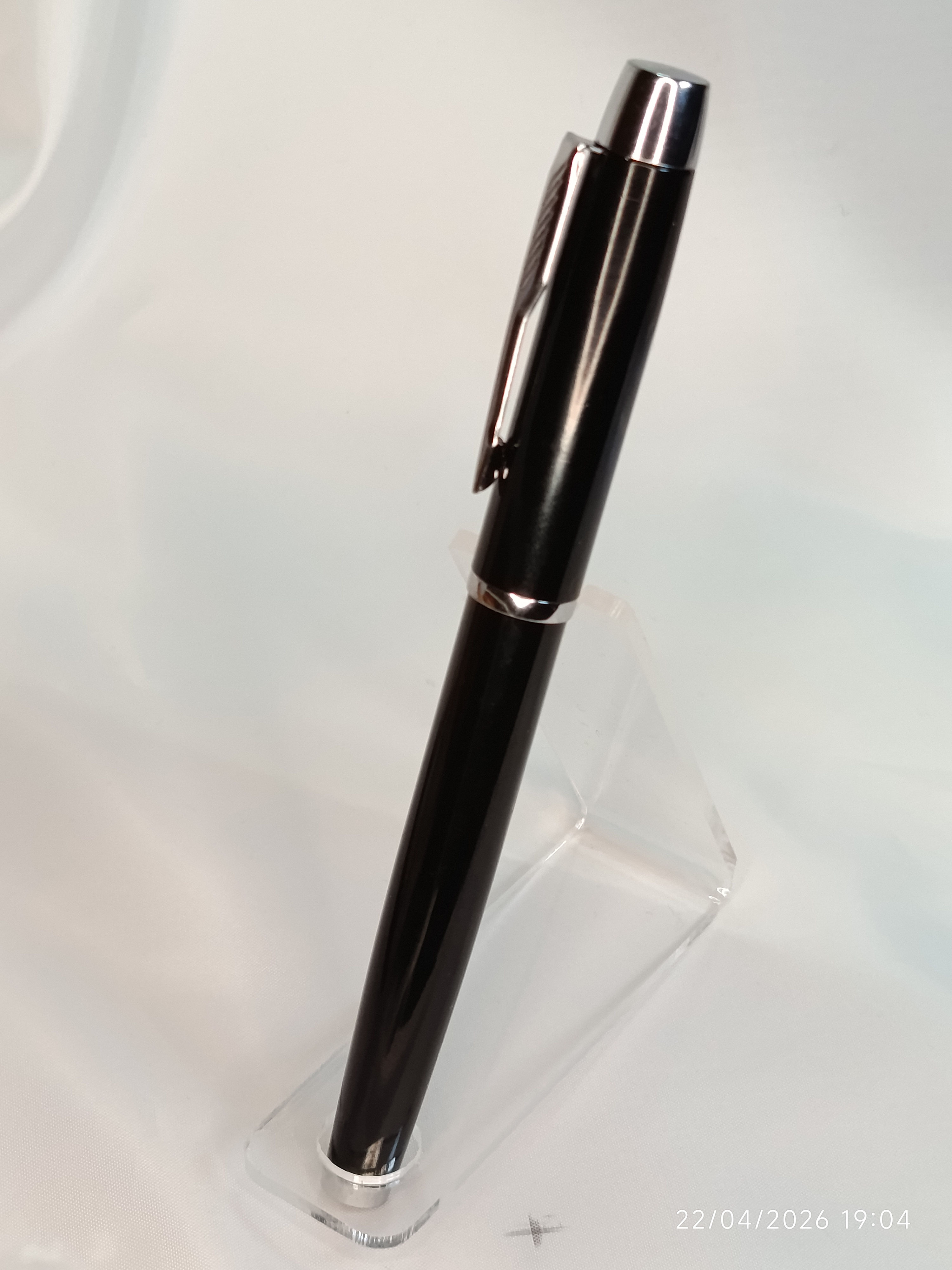 Penna a sfera realizzata in laminato nero
