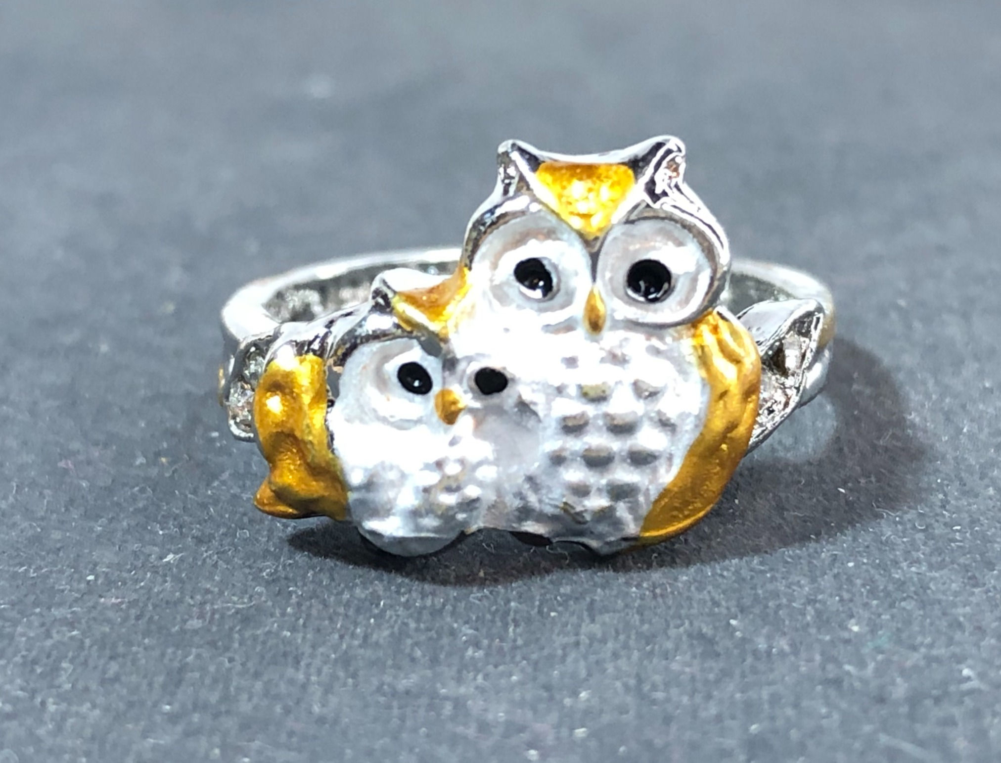Anello con coppia di gufetti dipinti a mano