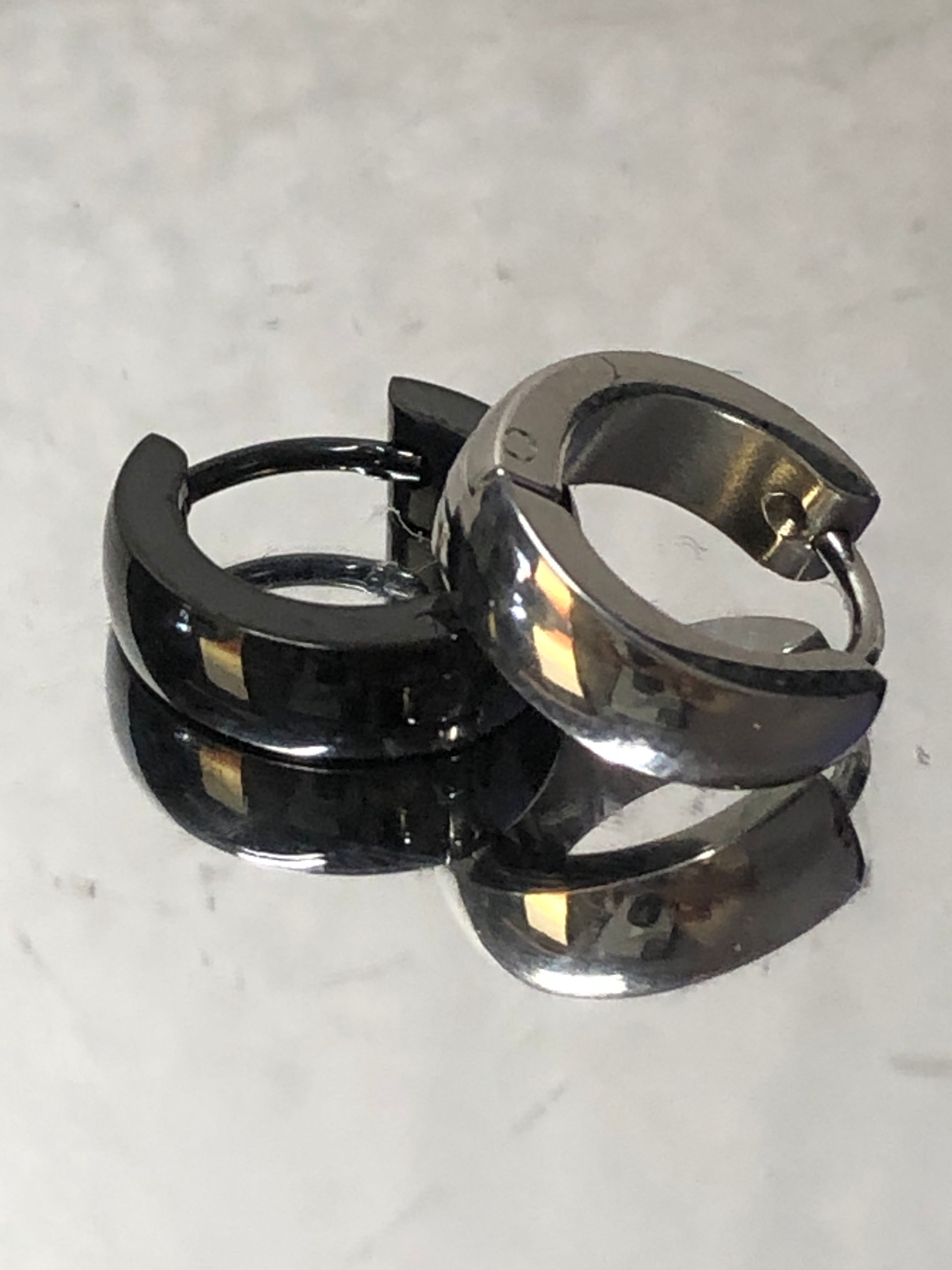 Orecchini di alta finitura 1 acciaio inox e 1 nero