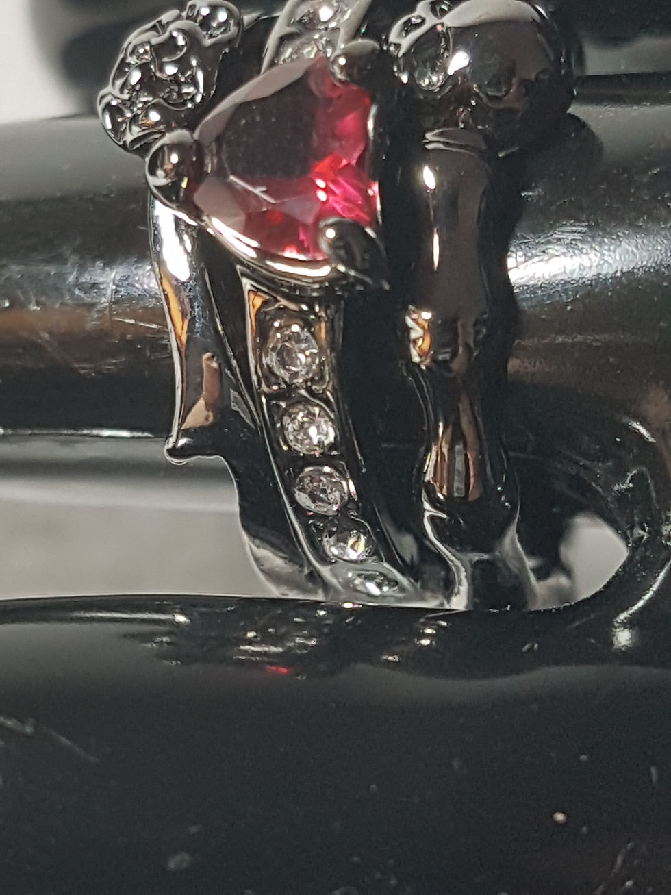 Miniatura: Anello con pietra rossa e brillantini