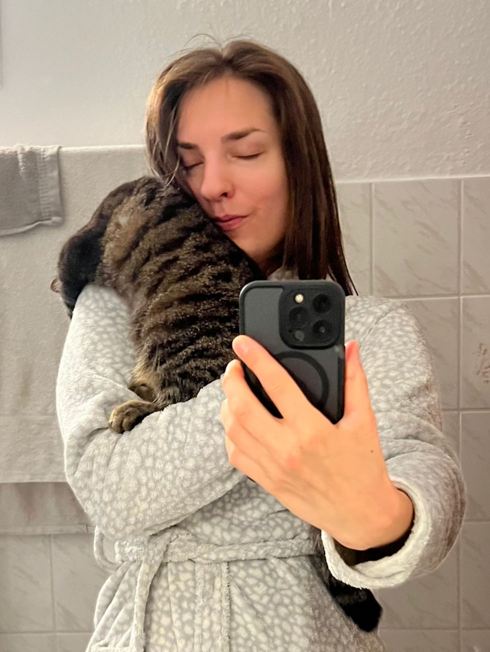 Frau mit Katze auf dem Arm