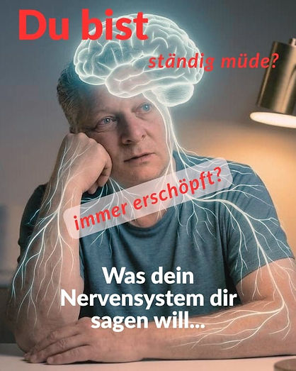 Mann am Schreibtisch erschöpft mit leuchtendem Gehirn – Nervensystem stärken