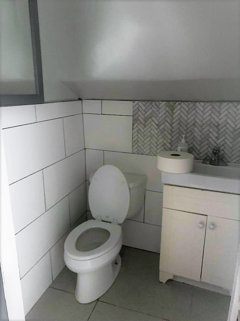 4748 lower level powder-room