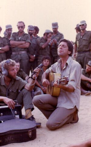 Leonard Cohen à genoux qui chante avec son âme