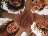 En la tristeza y la enfermedad. Sentir, sostener, permanecer: hacia una ética del cuidado comunicacional en tiempos de soledad radical