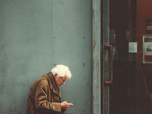 Soledad asistida: pantallas, inteligencia artificial y alfabetización digital crítica en la vejez