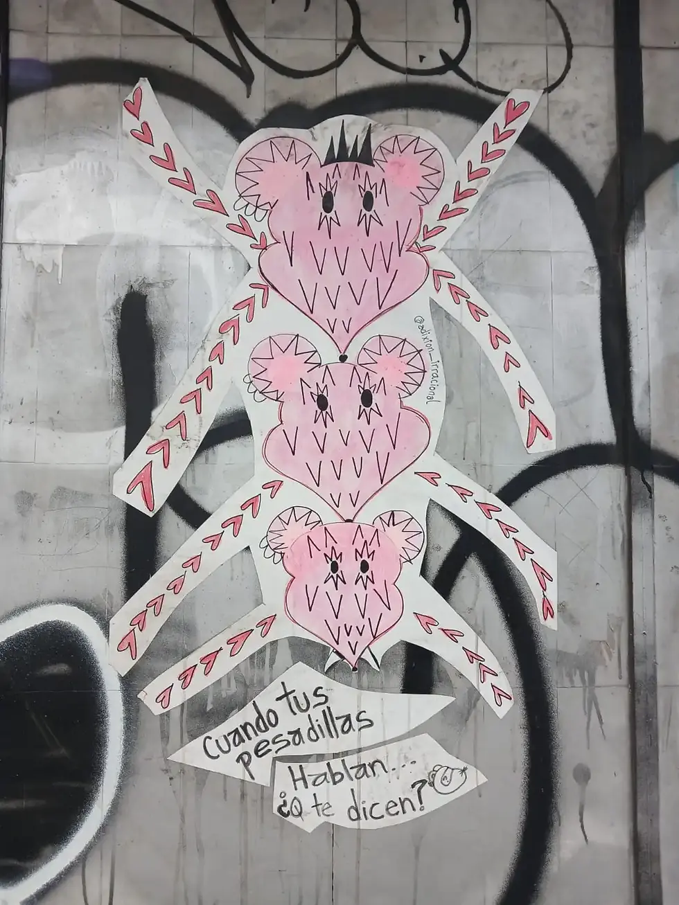 Paste-up en muro de CDMX con criaturas híbridas y pregunta sobre pesadillas