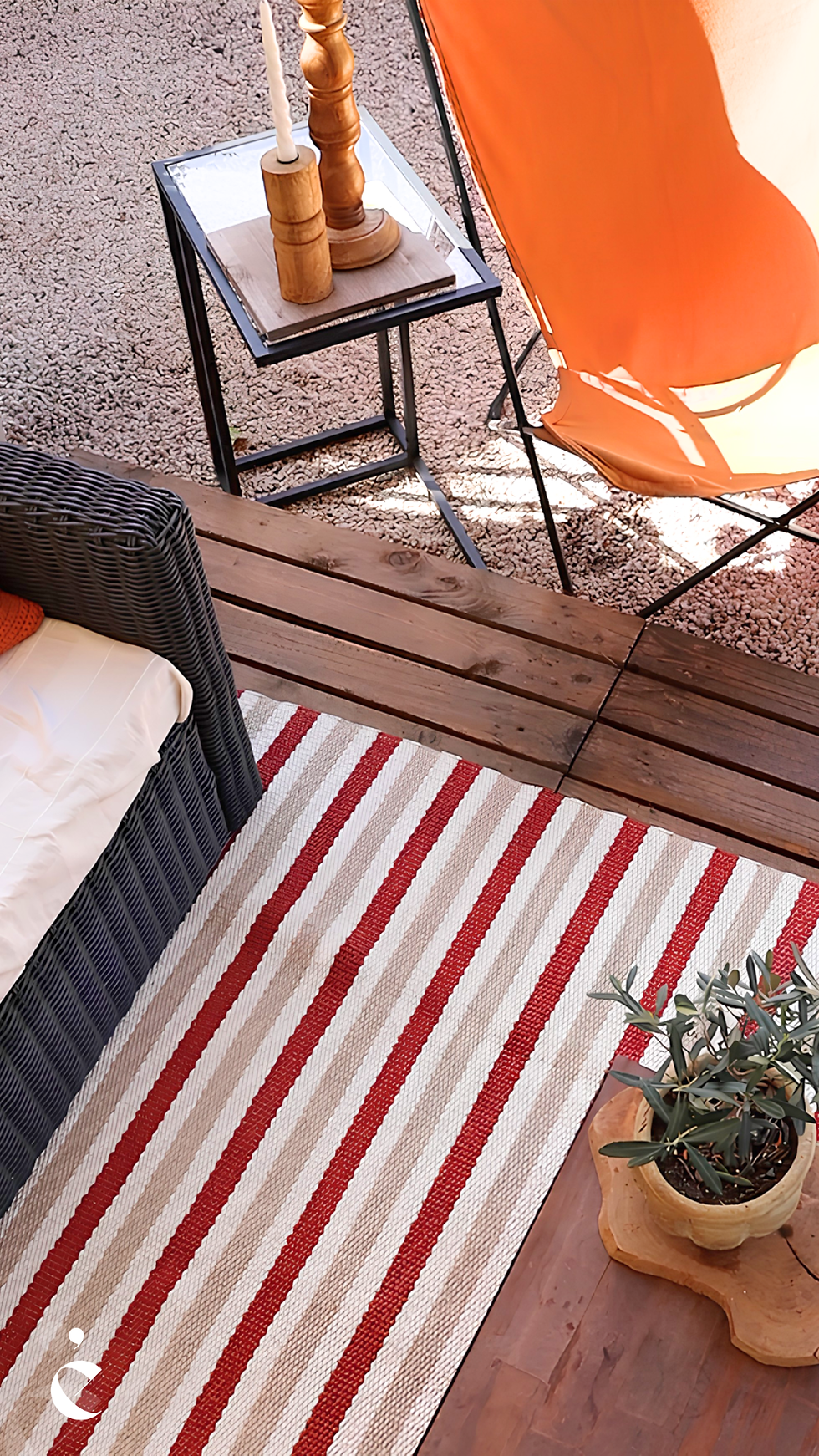 terrasse palette épure.design avec tapis pappelina
