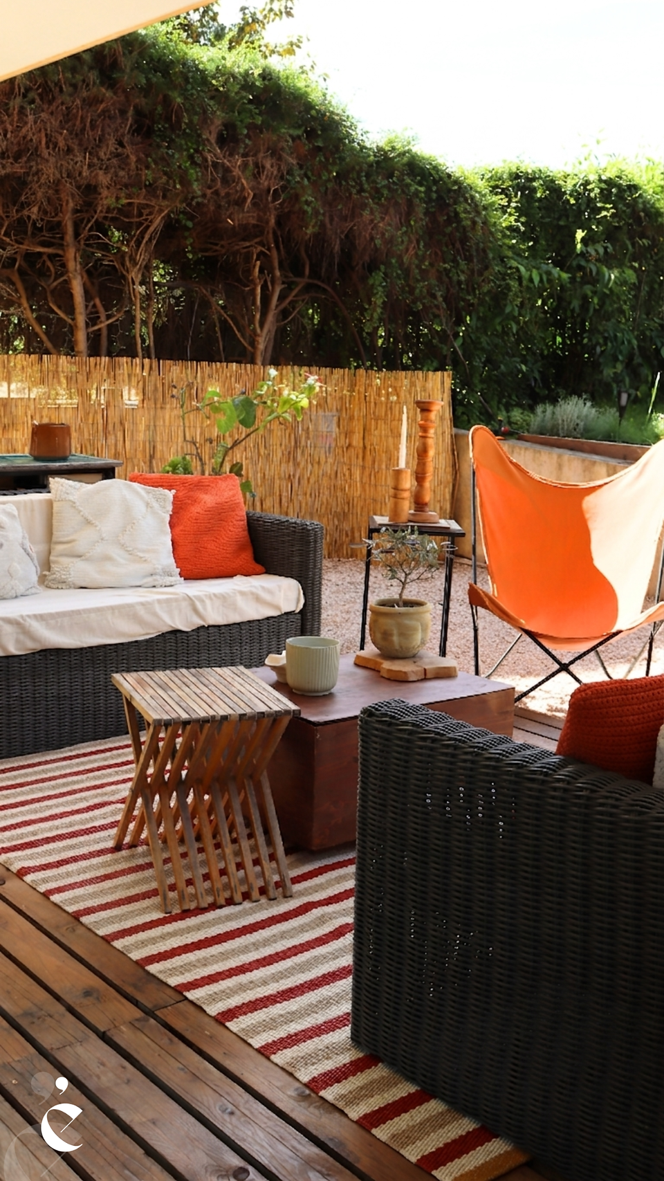 Terrasse palette épure.design avec tapis TEO brick pappelina