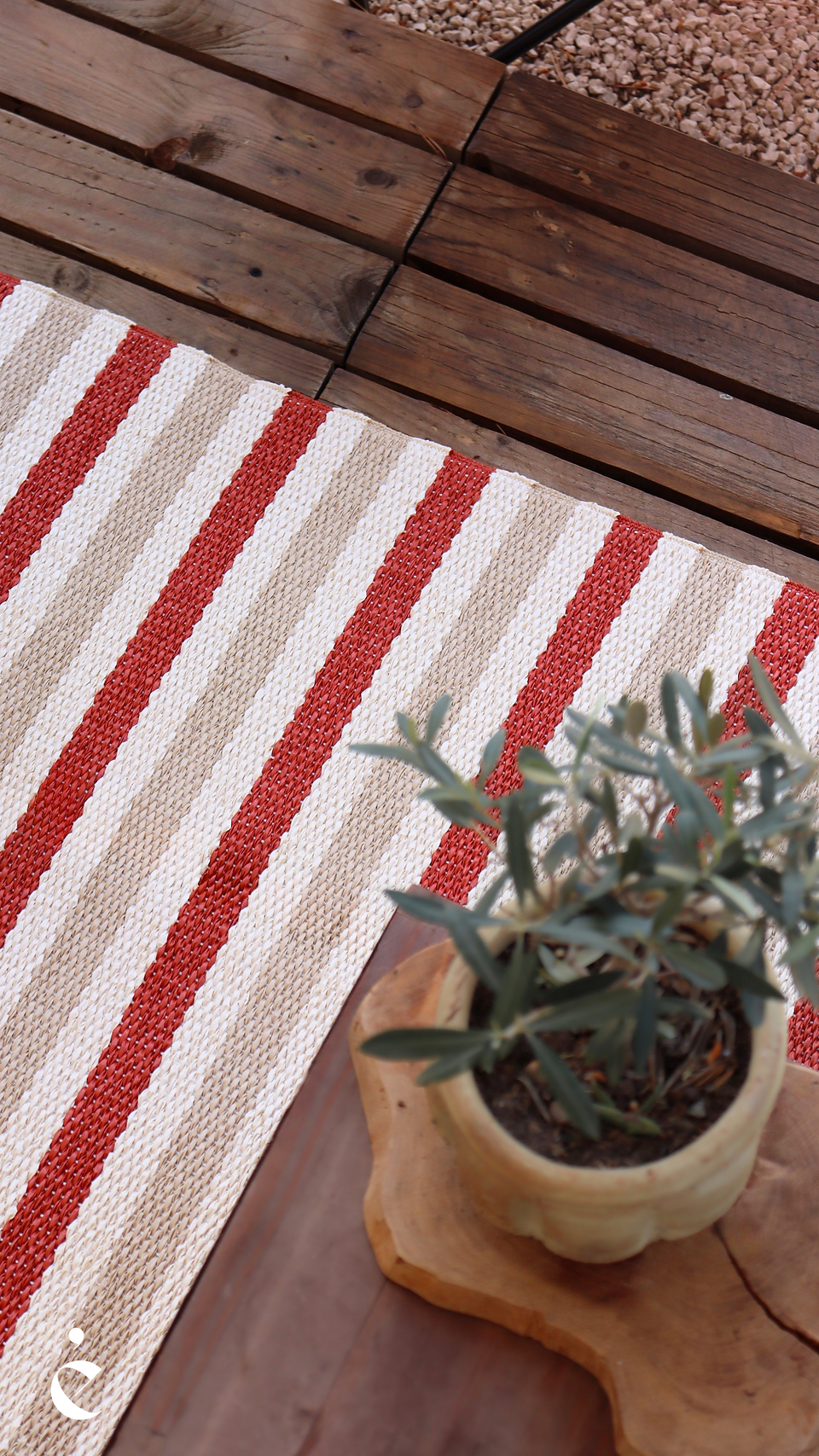 Terrasse palette épure.design avec tapis TEO brick pappelina