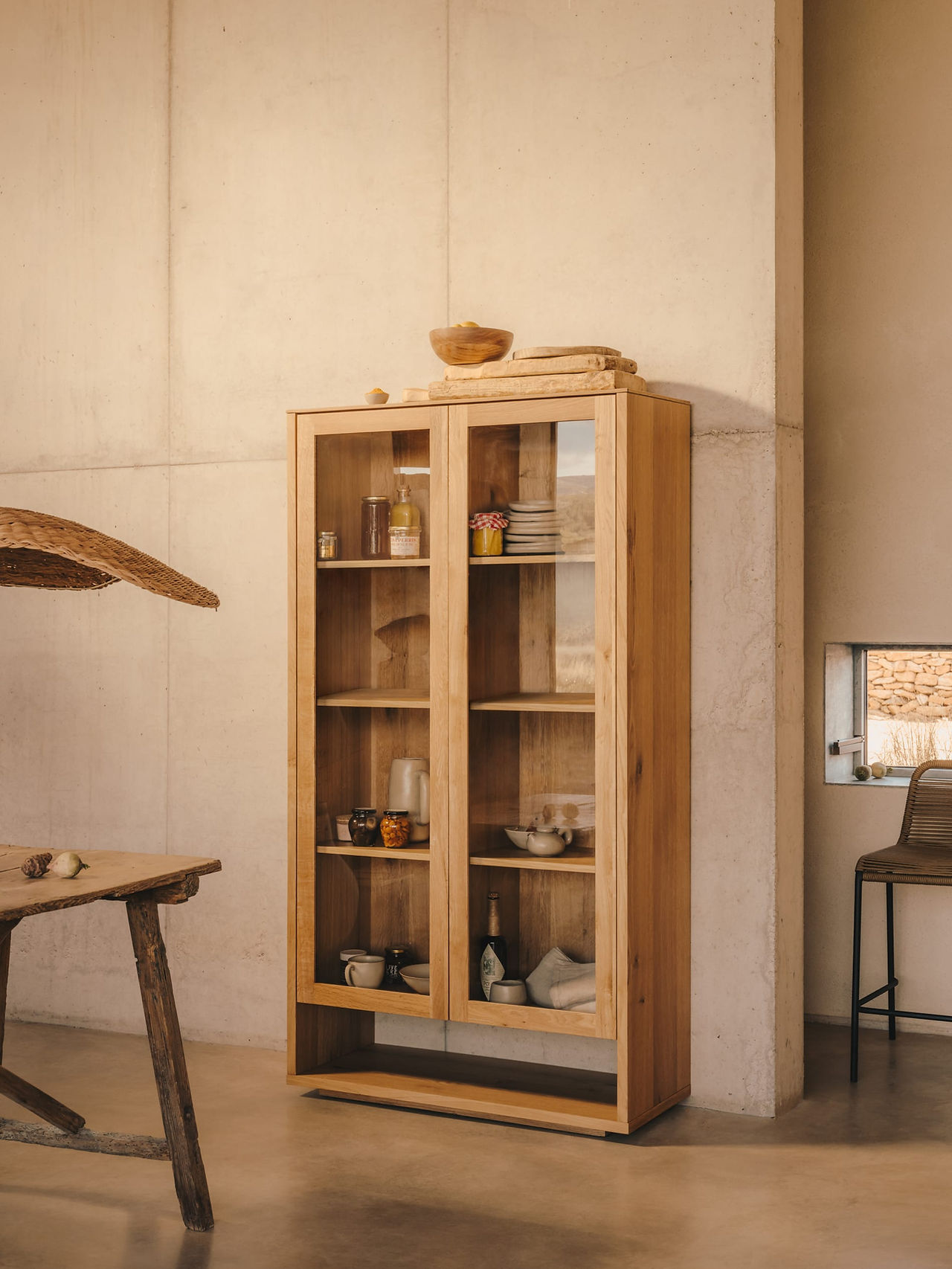 Buffet vitrine Alguema en placage de chêne finition naturelle 100 x 185 cm