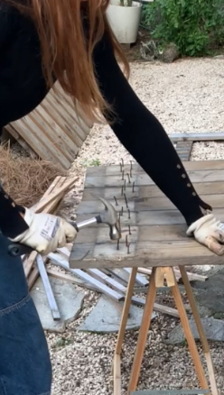 enlever les clous grâce à un marteau