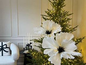 sapin avec des fleurs blanche tendances 2025