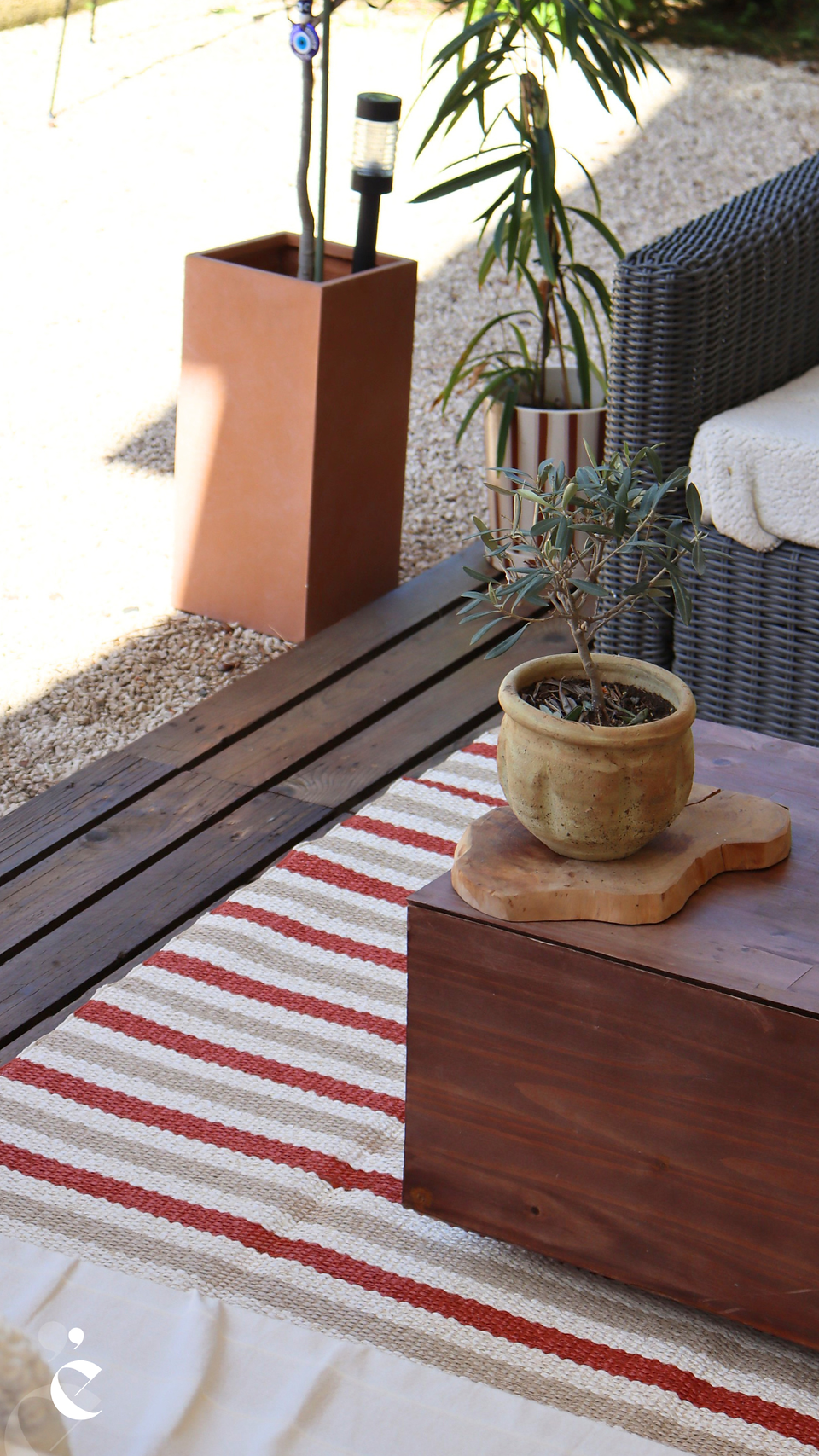 Terrasse palette épure.design avec tapis TEO brick pappelina