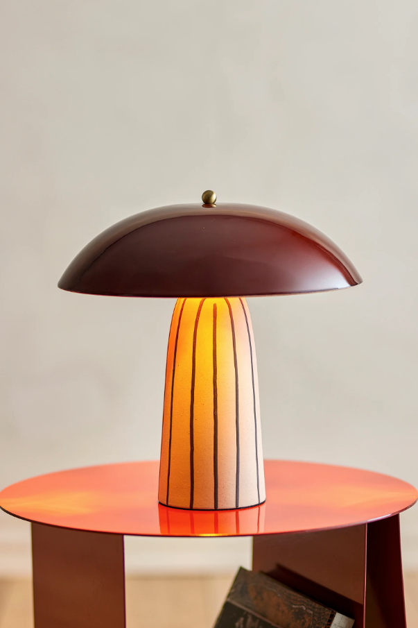 Lampe de table en grès à rayures bleu et abat-jour rouge  Arvid - 139,00€ THE COOL REPUBLIC