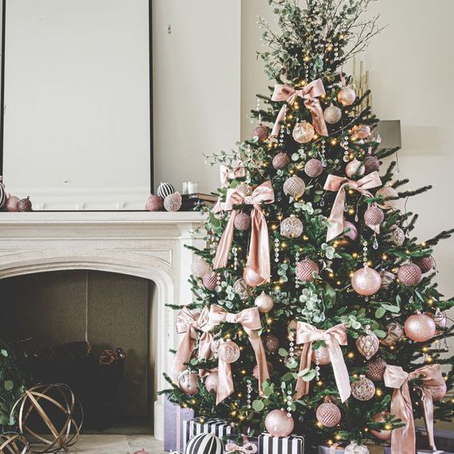 Les couleurs de Noël 2025 : les plus belles combinaisons pour un intérieur harmonieux