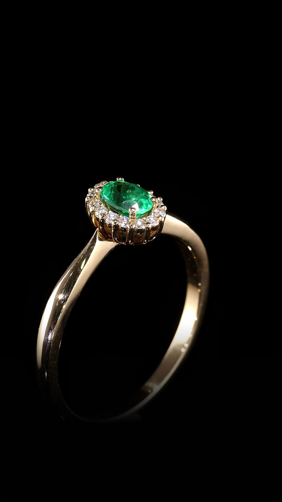 Thumbnail: Gold ring with emerald