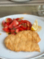 Petto di pollo alla milanese con insalata di pomodori