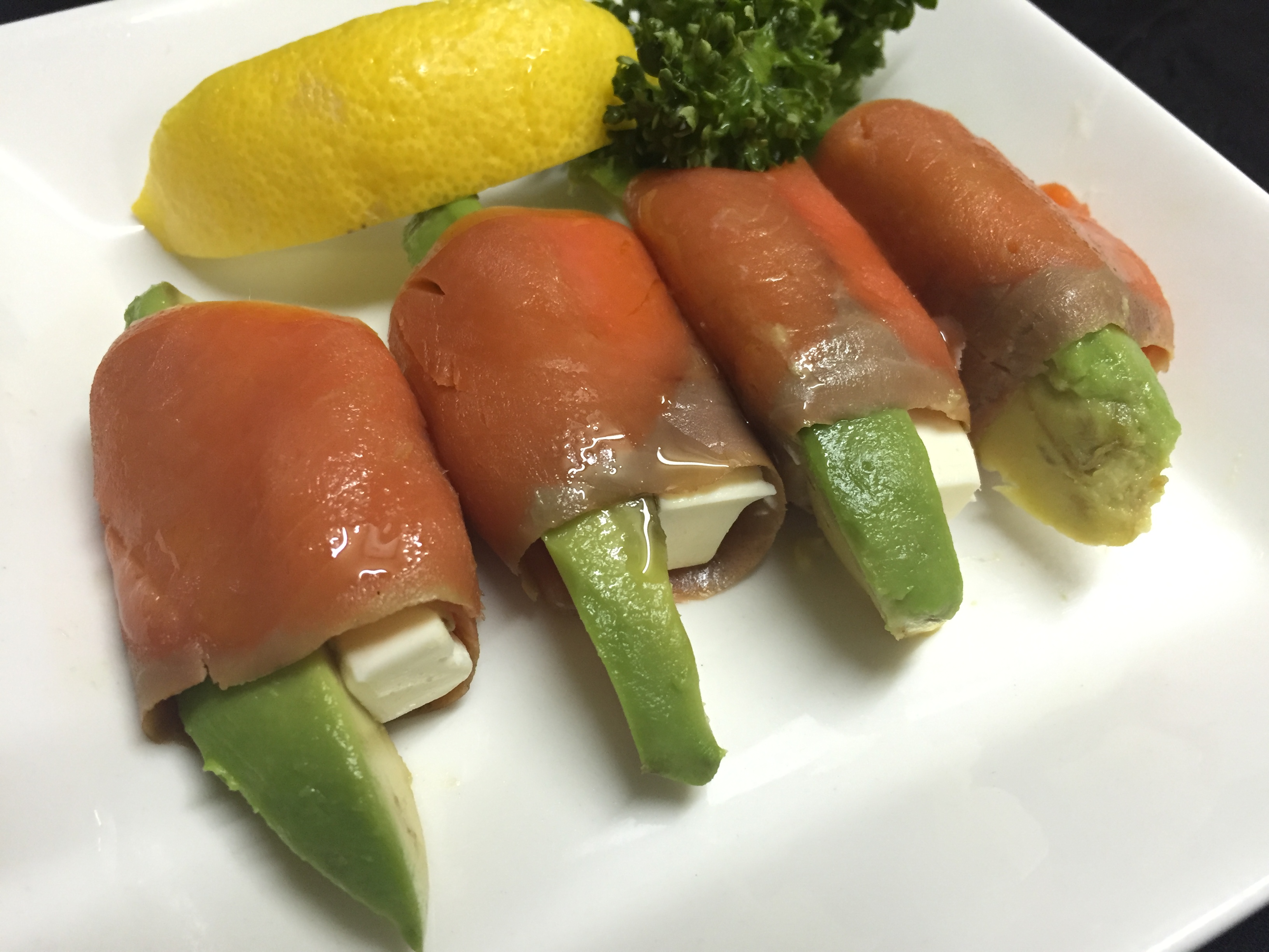 アボカドとチーズのサーモン巻き¥1000