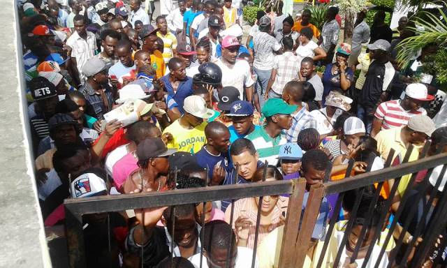 Evans Paul dice 14.000 personas cruzaron la frontera hacia Haití en menos de una semana Santo Domingo ha anunciado la política de deportar a los no ciudadanos , en su mayoría haitianos
