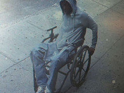 Hombre en silla de ruedas roba banco en Nueva York, y se escapa
