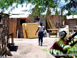 Cientos de haitianos huyen de persecución en Hatillo Palma por presunta violación