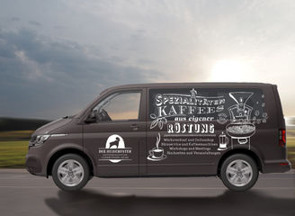 Dunkelbrauner VW T6 mit Werbung SpezialitätenKaffees