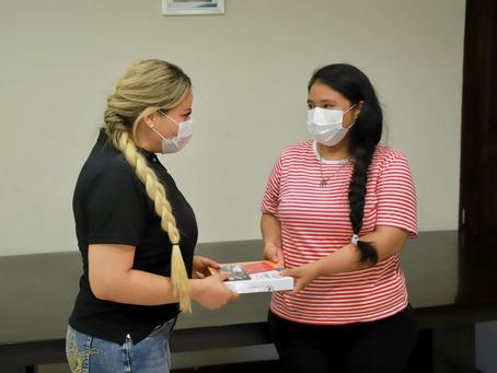 Entrega Alma Laura Hernández tablets a estudiantes en situación vulnerable
