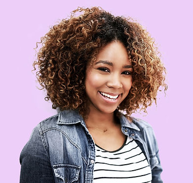 Fille aux cheveux bouclés