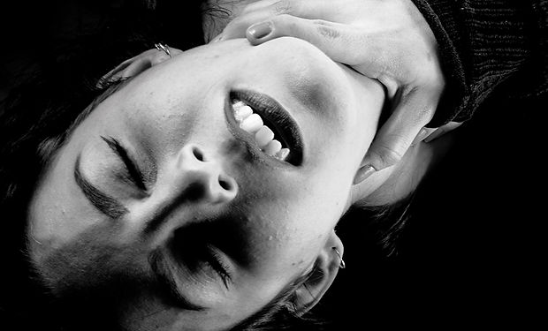 Sesión de fotos en Barcelona. Fotografías artísticas de retratos de miedo en blanco y negro.