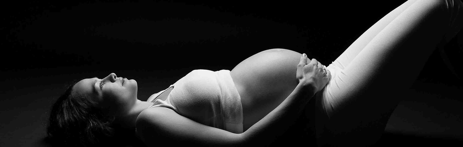 femme enceinte allongée
