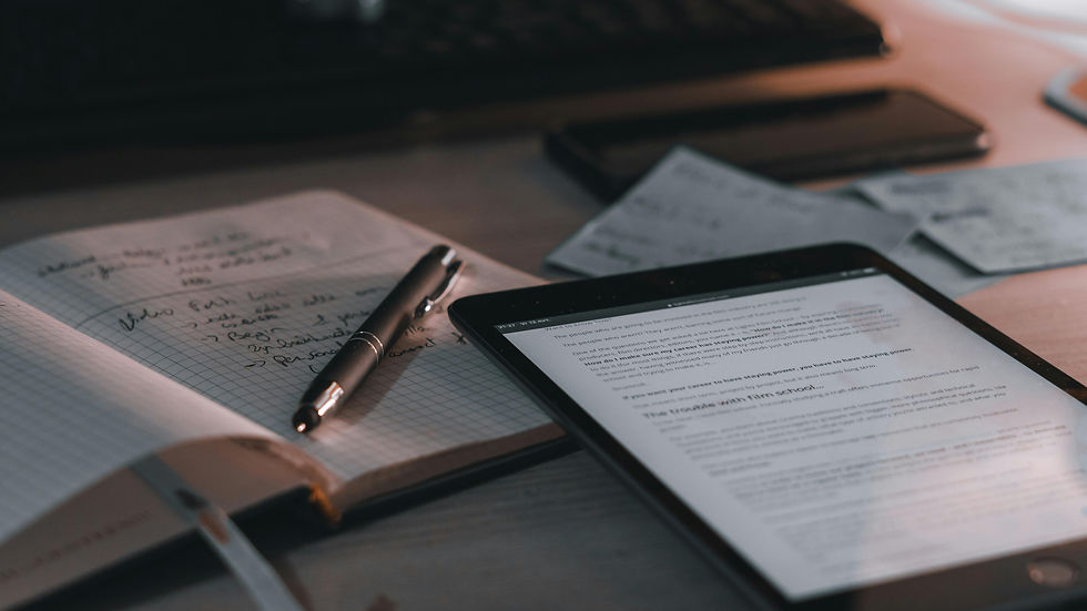Planejamento da saúde financeira e emocional da família com tablet e caderno.