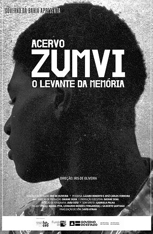 Cartaz do documentário "Acervo Zumvi – O Levante da Memória", em preto e branco, mostra o perfil de um homem negro de cabeça raspada olhando para a esquerda. O título está em letras brancas de impacto.