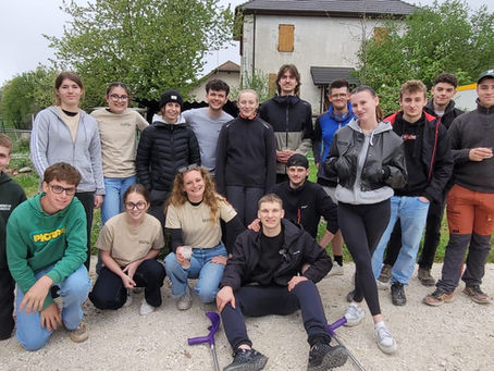 L'équipe des jeunes de saint ours devant le jambon à la broche