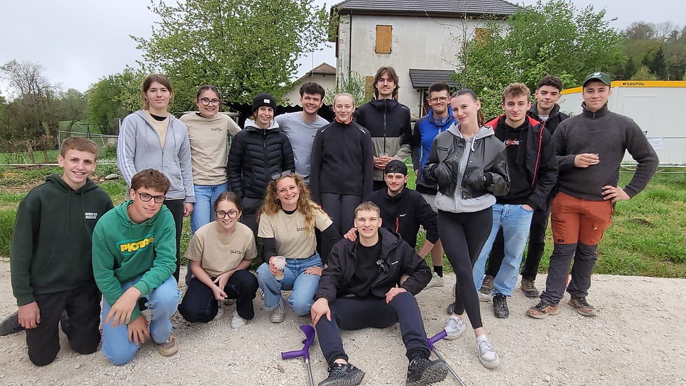 L'équipe des Jeunes de Saint-Ours devant la broche.