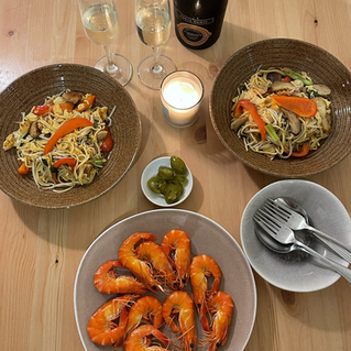 「 Meera廚房 ｜跨年夜 特餐 ｜M式炒麵 ｜ Cocktail Prawns ｜自嘲有個亞洲胃」