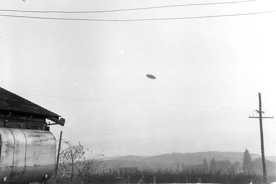 C0295571-McMinnville_UFO_Sighting,_1950.jpg