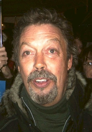 Tim Curry em imagem real usada na cobertura da matéria