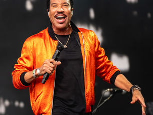 Lionel Richie é internado na UTI após passar mal durante show nos EUA