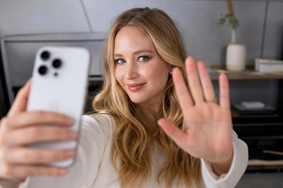 Jennifer Lawrence sorrindo em selfie anunciando retorno ao Instagram, texto curto de aviso aos haters.