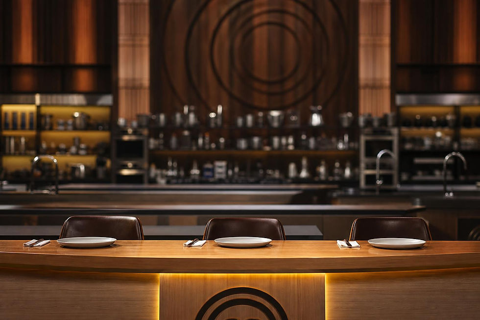 [Helena Rizzo e Henrique Fogaça ausentes na bancada do MasterChef Brasil; prato e bancada vazia ao fundo]