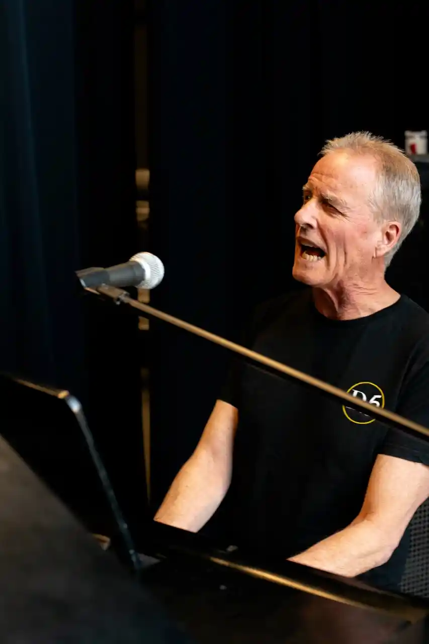 Scott Cleveland sings