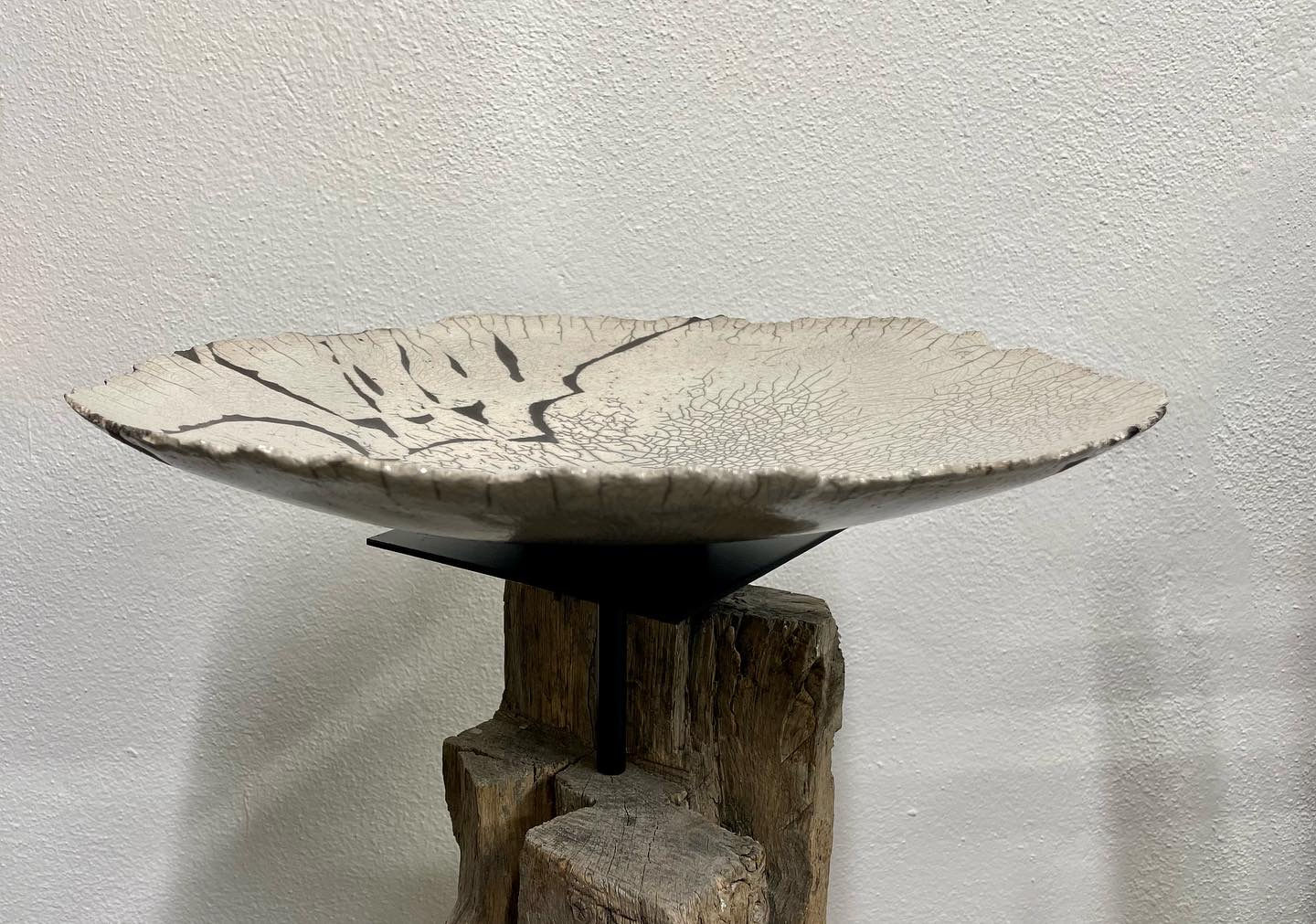 Schale groß mit farbloser Glasur und Craquelé 