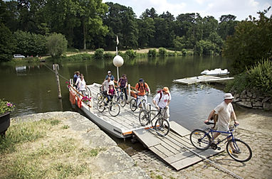 VéloFrancette : un groupe de cyclo-touristes franchit la Mayenne par le bac